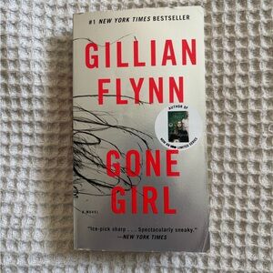 Gillian Flynn Gone Girl Paperback book